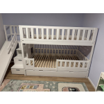 Kinderzimmer mit Etagenbett und Treppe